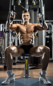 As estações de musculação ajudam a ganhar músculos ou mesmo manter o corpo em forma. Foto: Shutterstock